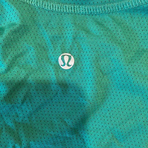 Women’s lululemon green athletic shirt . Fits size 2. - Picture 4 of 4